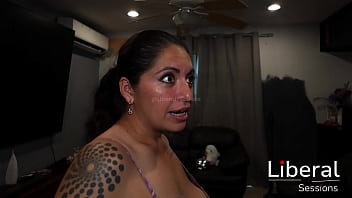 Mama cachonda le da unas buenas mamadas al amigo de su hijastro por curioso