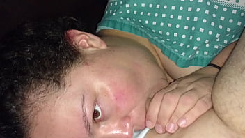 Zungenspiel an der Wand – wildes Spiel mit der Zunge