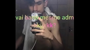 Rodrigo mostrando a virilha