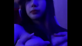 Asiática mostrando os peito
