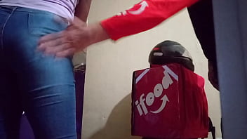 Married working at the açaí store and gave it to the iFood delivery man