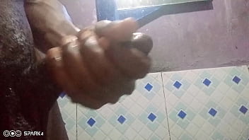 La Fille Aux Gros Seins Dans La Salle De Bain M'a Fait Me Masturber