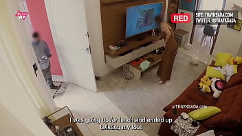 receiving the delivery man without panties and very naughty 