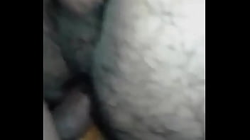 Cogiendo al sobrino despacio para no despertar a mis tios