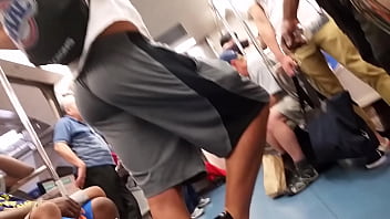 boy sem cueca no metrô