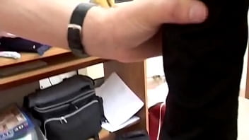 Reifer Stecher saugt feuchte Studentin hart!