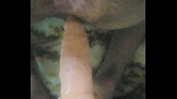 Metiendose un dildo y dilatando su culo