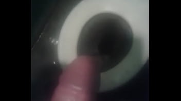 Se pajea en el baño de la cárcel