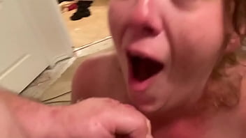 Pulvériser Ma Charge Sur Le Joli Visage De Ma Femme