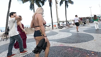 Com mini short passeando em Copabacana, e os machos me comendo com os olhos.