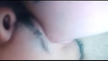 Chupando muito o peito tatuado