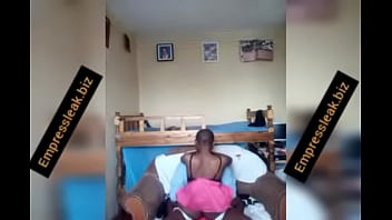 Un Homme Coupe Sa Jeune Femme De Chambre Chaque Fois Que Sa Femme Va Travailler