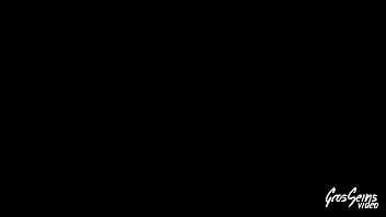 Valentina, belle milf, se fait prendre par deux bites