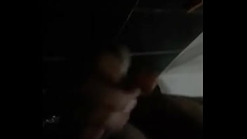 Gordinho batendo no banheiro