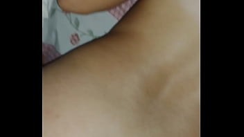 Tirando a virgindade do cu da novinha