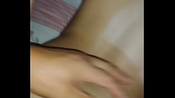 Tirando a virgindade do cu da novinha