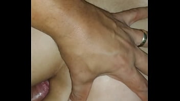 Tirando a virgindade do cu da novinha