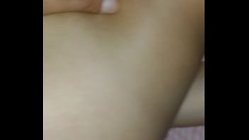Tirando a virgindade do cu da novinha