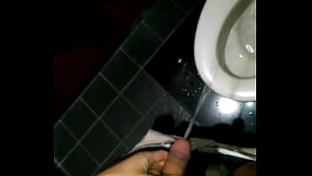 peeing full bladder