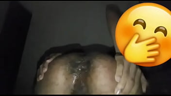 Gay gostoso usando um pau