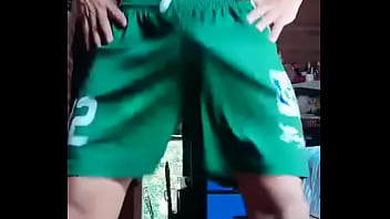 Chico del Sonsonate moviendo su gran paquete