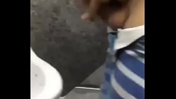 Pajeando a vergon en el baño