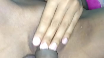 Léchez la chatte de l'étudiante puis baisez-la avec sa bite jusqu'à ce que le sperme gicle dans son clitoris.