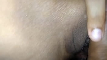 Léchez la chatte de l'étudiante puis baisez-la avec sa bite jusqu'à ce que le sperme gicle dans son clitoris.