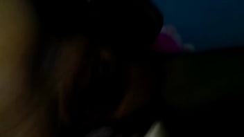 Léchez la chatte de l'étudiante puis baisez-la avec sa bite jusqu'à ce que le sperme gicle dans son clitoris.