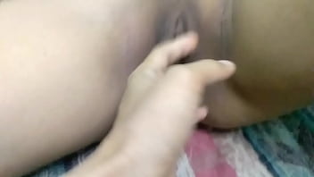 Léchez la chatte de l'étudiante puis baisez-la avec sa bite jusqu'à ce que le sperme gicle dans son clitoris.