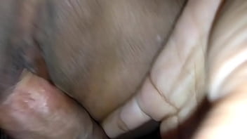 Léchez la chatte de l'étudiante puis baisez-la avec sa bite jusqu'à ce que le sperme gicle dans son clitoris.