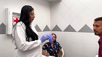 Doctoras pervertidas se comen el culo de su paciente homosexual y les da una sorpresa-PARTE 1