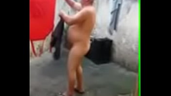 Older sexy lavando roupa