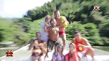 153 - Mulher mostra calcinha fio dental dançando funk de sainha em lancha