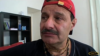thumb la biondina non  piace sentire suonare la chit suonare la chit suonare la chita