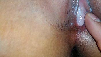 나는 소녀에게 돈을 받고 처녀성을 주라고 설득합니다. (레알)