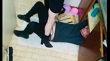 thumb plumber fixes h  er sink and gets wet when i s ts wet when i se s wet when i se