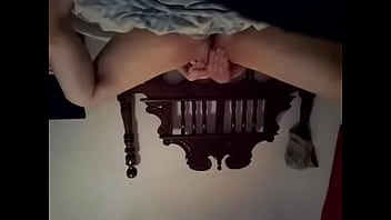 Se masturba en la habitación