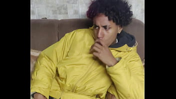 Negrão cafajeste passa atrás sem dó de branquela distraída