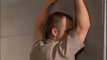 Policial no banheiro