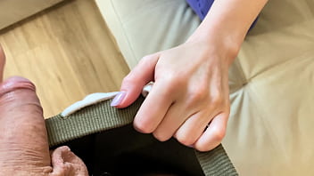 Schwägerin-Sofa-Sünde im Crop Top