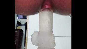 Socando forte o dildo até o talo 19cm