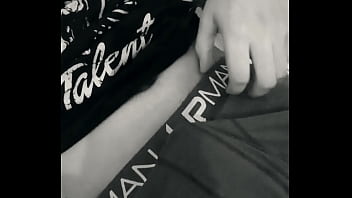 Hétero com o pau estourando o short - Modelo Brunno Henry