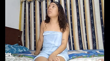 thumb me gusta ver a  mi hermanastra mientras se ba mientras se ba