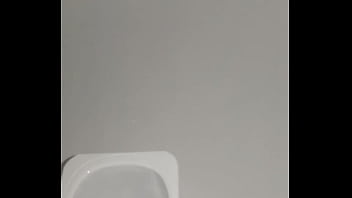 Troia vuole centrare il bicchiere col latte caldo