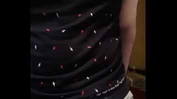vestindo a calça e mostrando a mala