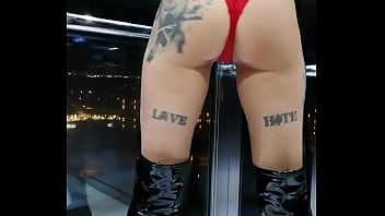 J'ai été tellement coquine pendant mes vacances et même dans l'ascenseur ...