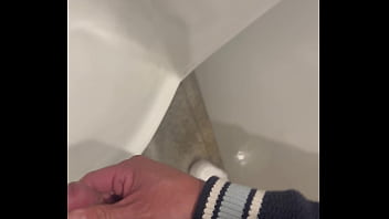 Paja en baño del centro comercial