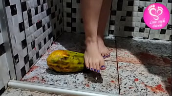 Amassando mamões com os pés