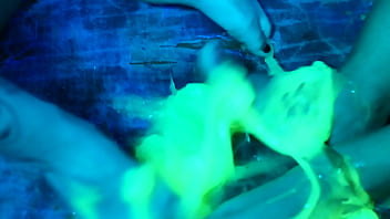 Versaute Fußanbetung: Süße Piie und Nath im Schmutzspiel